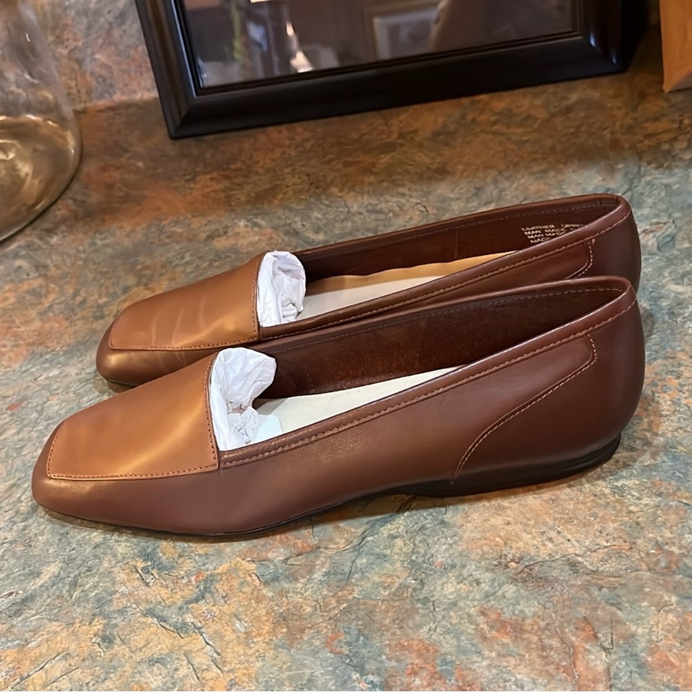 Capezio Shoes Women's Brown Flats Shoe size 9 Narrow in like new condition. - Picture 2 of 7